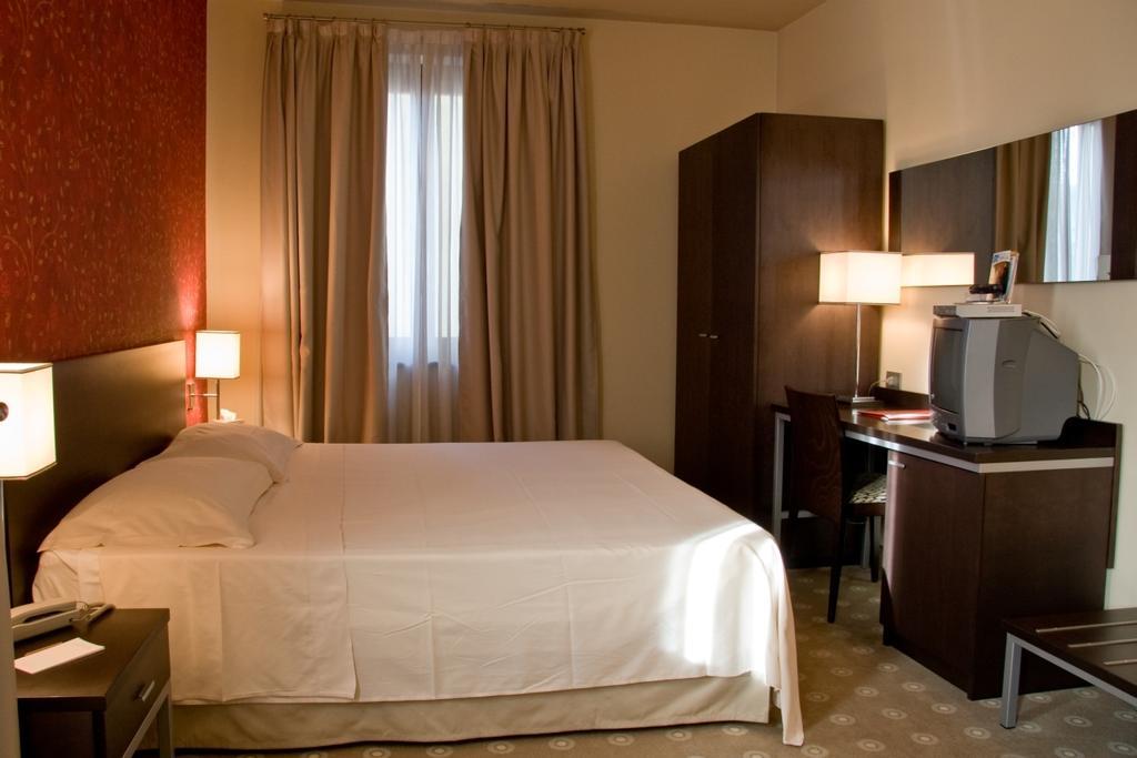 Hotel Fortyfive Chivasso Kamer foto
