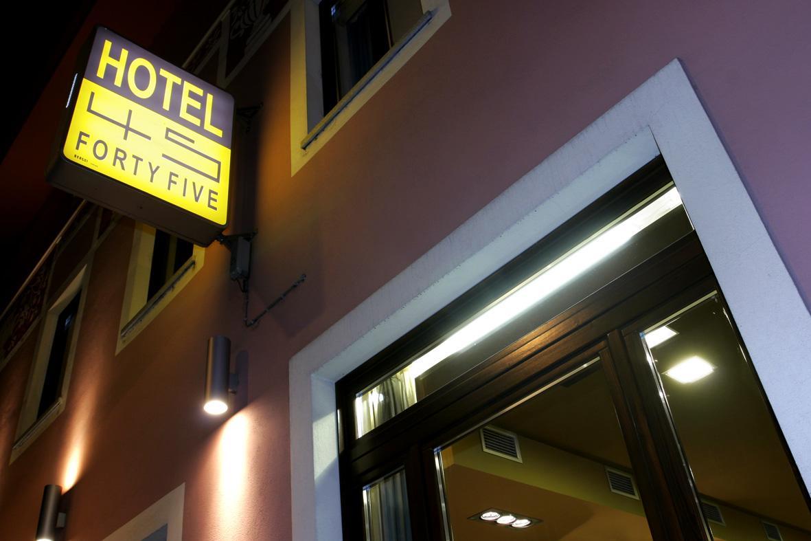 Hotel Fortyfive Chivasso Buitenkant foto